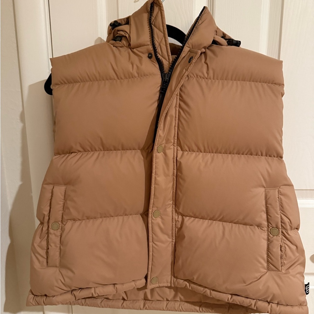Aritzia The Super Puff Shorty Vest